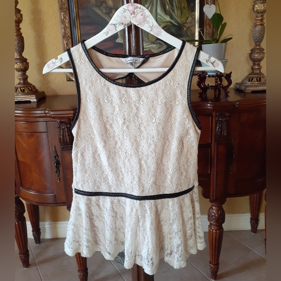 Pretty Lace Peplum Top - Picture 1 of 4